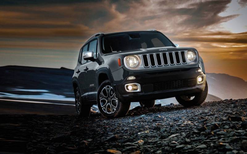 Comparison Toyota RAV4 SE 2017 vs Jeep Renegade 2017 Deserthawk